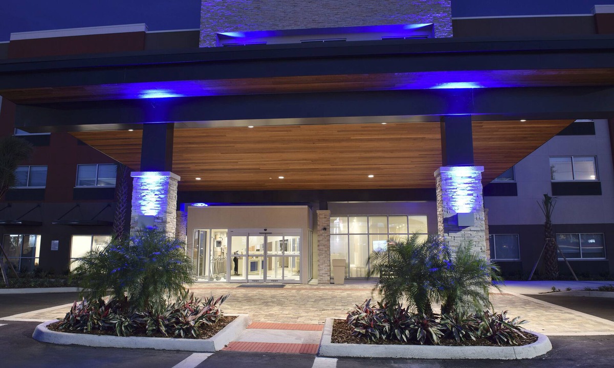 Southeast Orlando Hotel | Holiday Inn Express & Suites - Orlando - Southeast by IHG