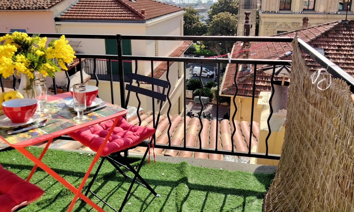 Le Suquet Apartment | Homerez - 200 m away from the beach! Studio for 2 ppl. with sea view at Cannes