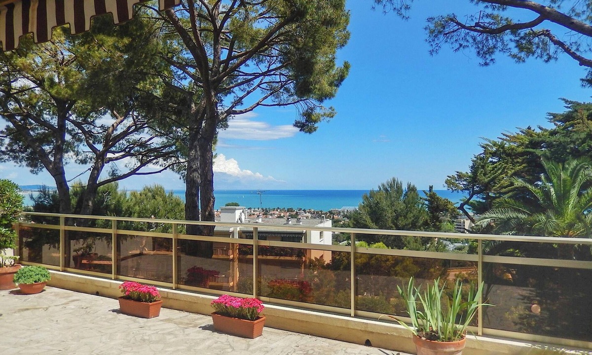 Bastide Giraud Apartment | Homerez - Modern Appt Villeneuve