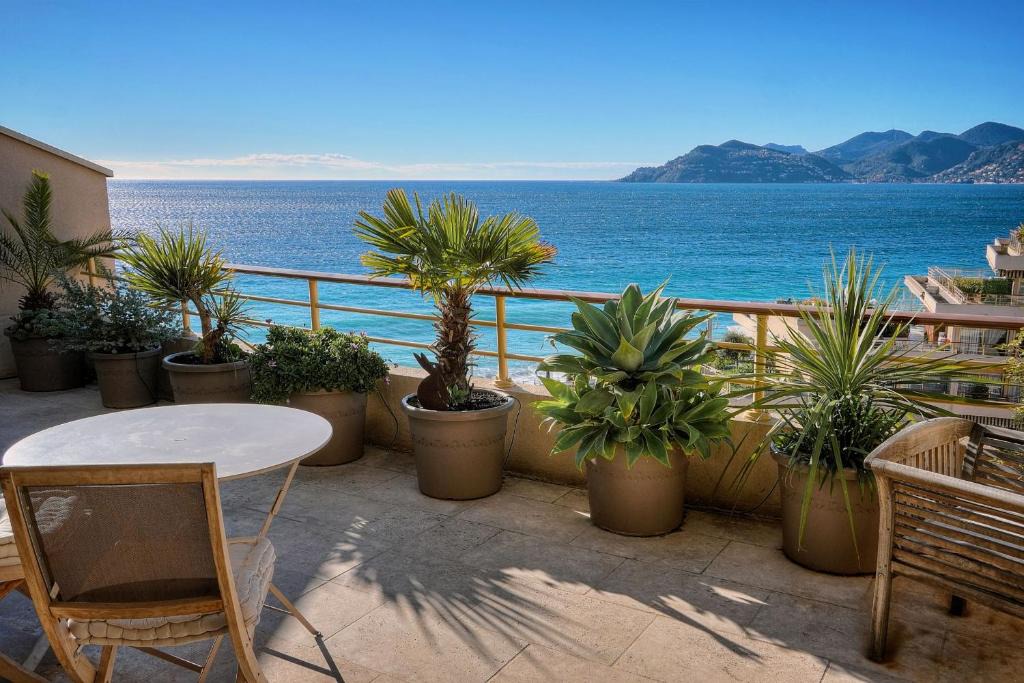 Cannes La Bocca Apartment | IMMOGROOM - Panoramic sea view - Terrace - 1 min from the beach - Parking