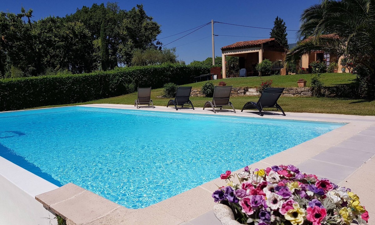 Chateauneuf-Grasse Villa | Independent Villa with Large Pool and Summer Kitchen