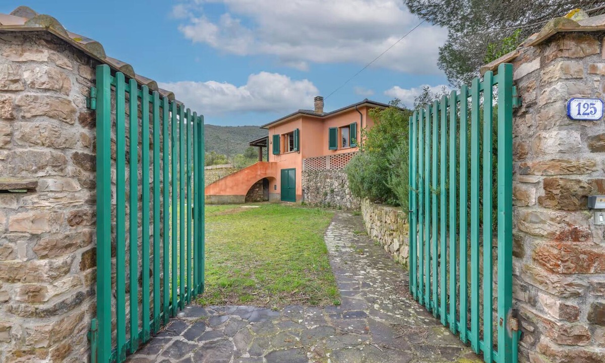 Marina di Campo Villa | INDEPENDENT VILLA WITH LARGE GARDEN