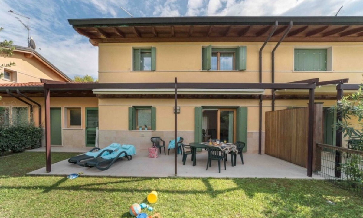 Lignano Sabbiadoro Villa | Elegant villa with private garden