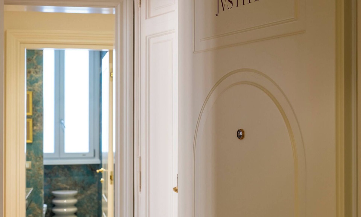 Rione III Colonna Apartment | Iustitia - Apartment with Frescoes