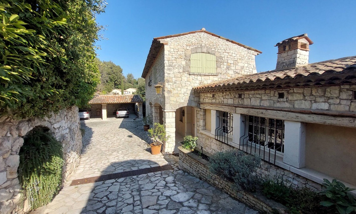 Tourrettes-sur-Loup Villa | JDV Holidays Villa Romarin - 10 bedrooms, walking to the village
