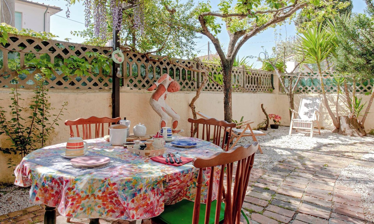 Vada Apartment | 'La Casa Degli Artisti' near the Beach with Private Garden & A/C