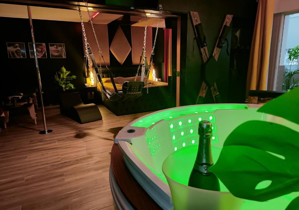 Le Piol Apartment | La loveroom bdsm de Nice " la chambre luxe des désirs "