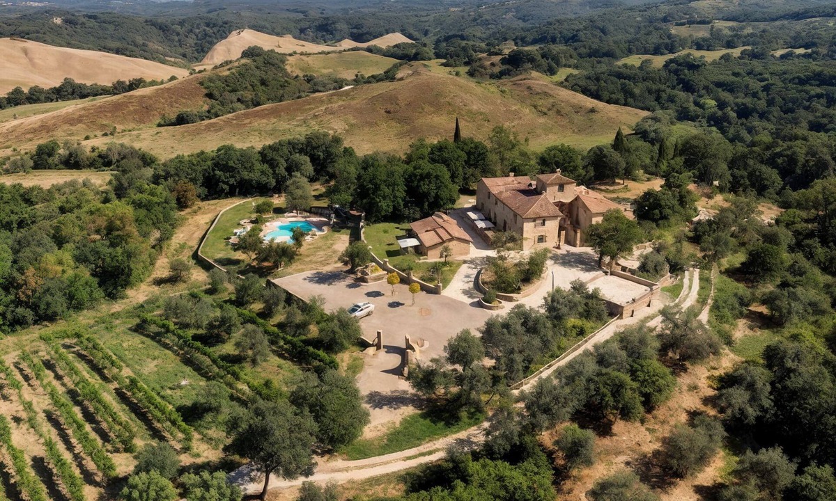 Torre A Castello House | La Pietra Dorata house with pool in the beautiful hills of Siena in Tuscany