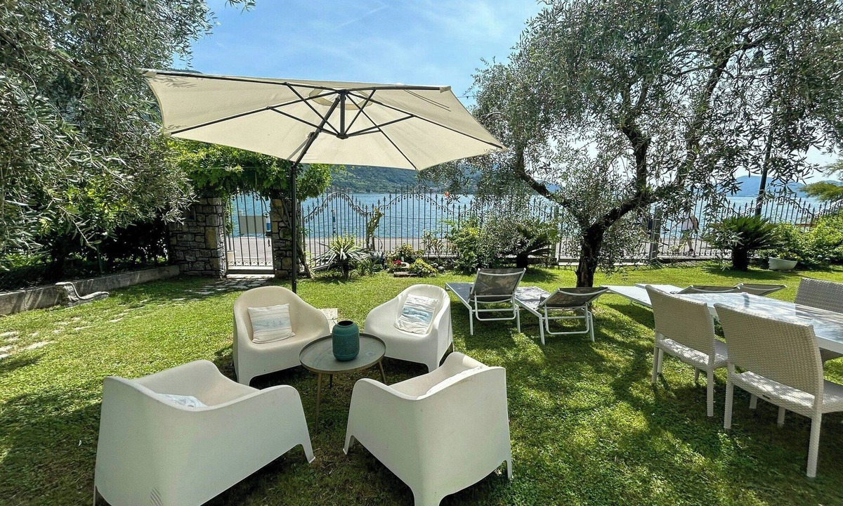 Peschiera Maraglio Apartment | Lakefront house with garden on Monte Isola