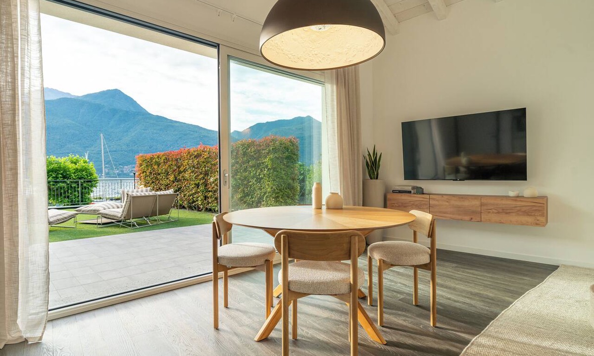 Calozzo Villa | Lakefront villa with a private garden and a 4-car garage