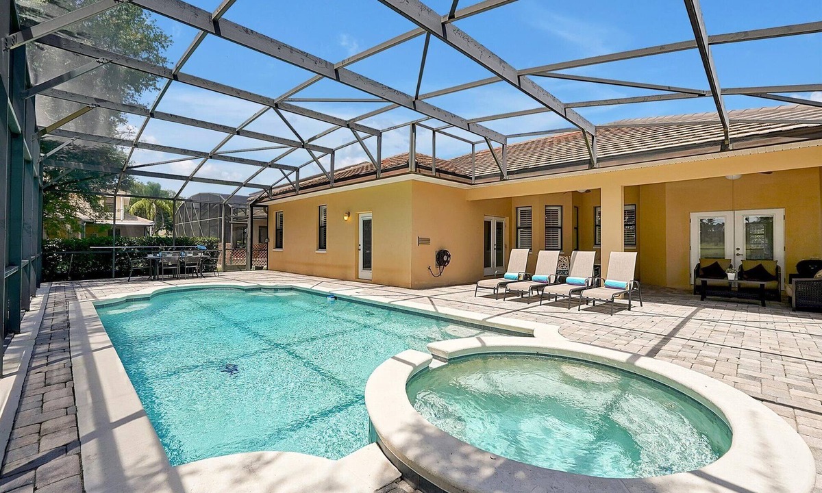 Calabria House | Large Executive 4 Bedroom, 3 Bathroom pool home withConservation View
