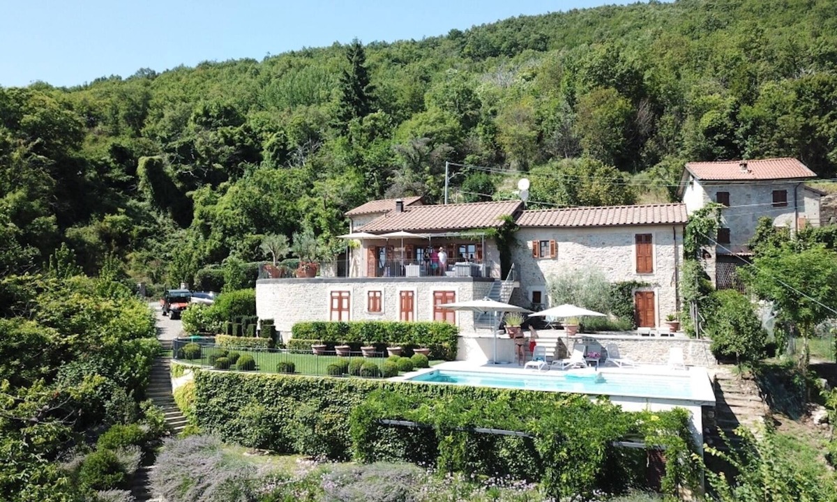 Licciana Nardi Villa | Large Villa, Stunning Garden, Panoramic Views & Private Pool. Pax10