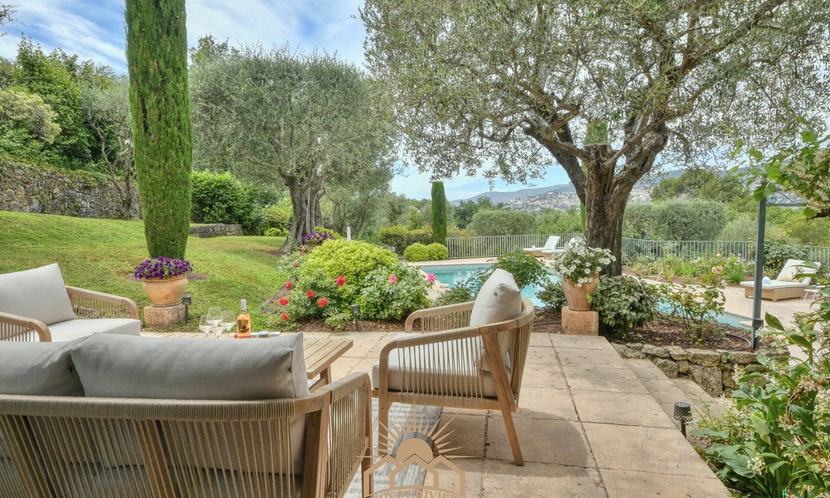 Le Plan-de-Grasse Villa | LES CYPRES Villa for10 By Sunset