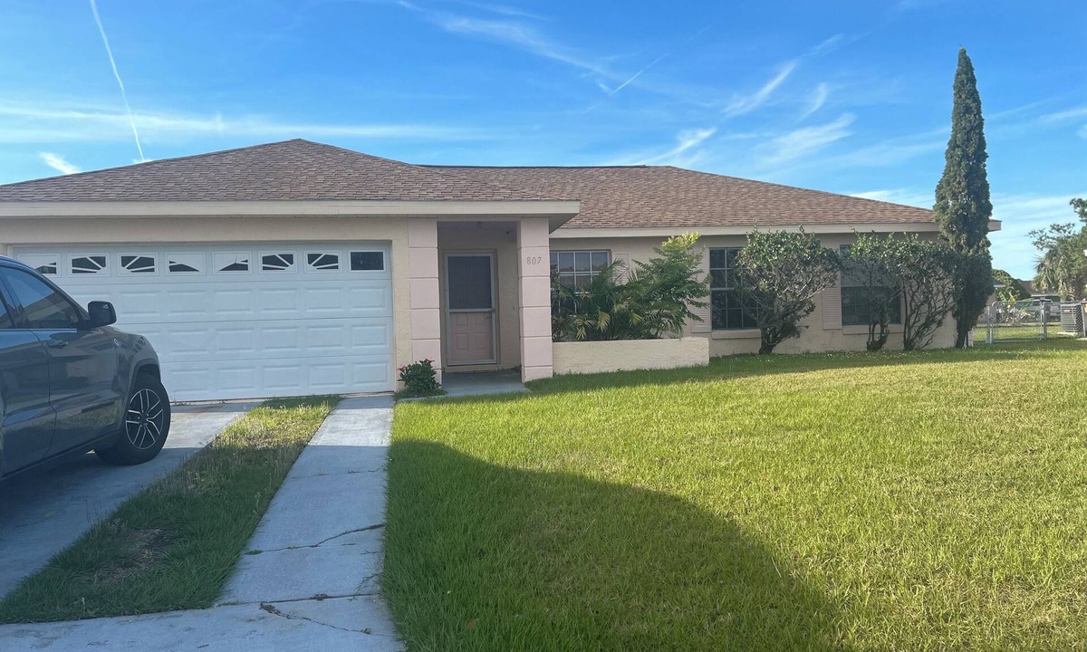 Buena Ventura Lakes House | Location, location! 3-bedroom house in Kissimmee with 5G WiFi, central AC