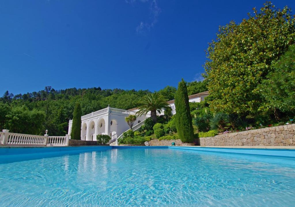 Saint-Raphael House | LOVE ROOM AVEC SPA JACUZZI CHAMPAGNE AVEC IMMENSE TERRASSE PRIVATIVE DE 70m PISCINE DE 16M
