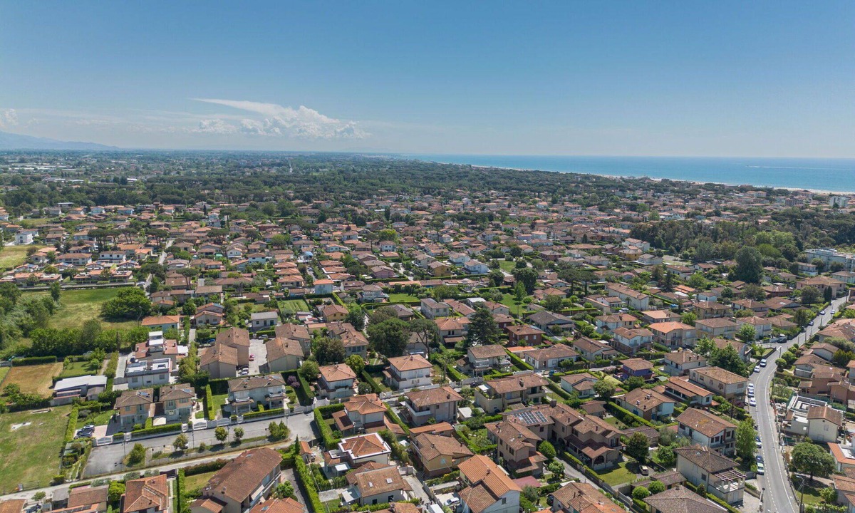 Marina di Pietrasanta Apartment | Lovely apartment for 4 people with A/C, WIFI, TV, patio and pets allowed