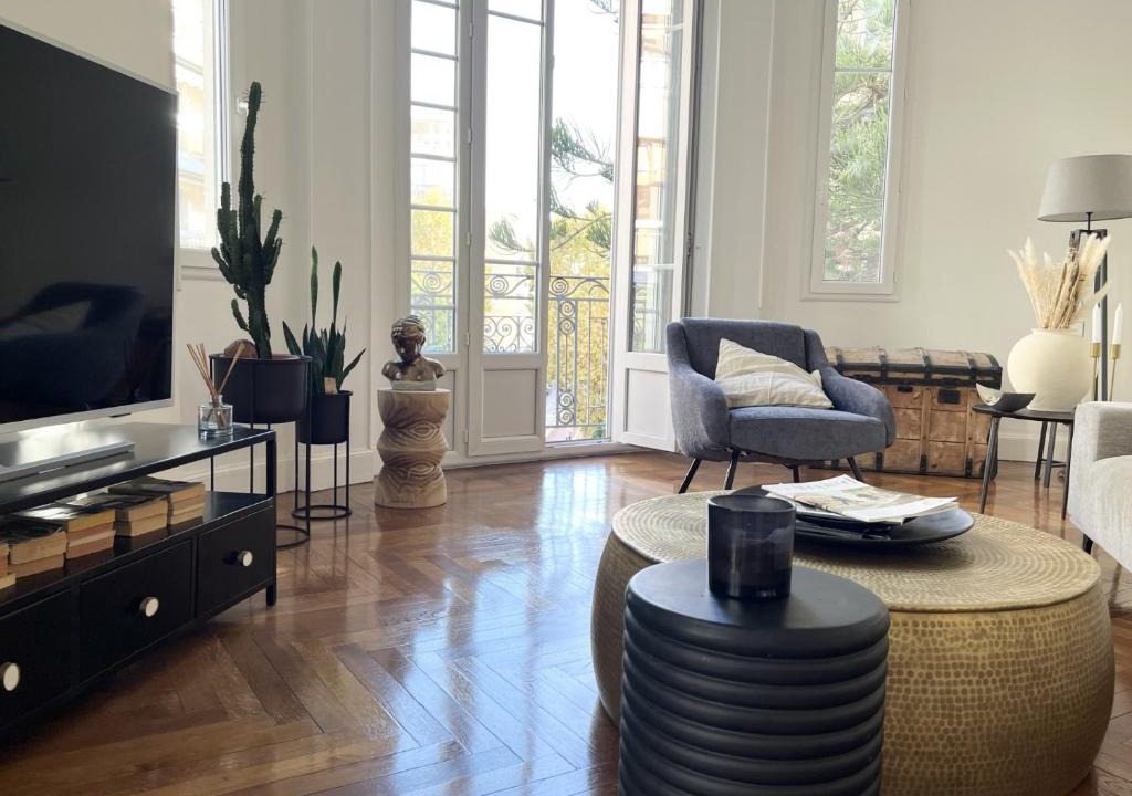 Musicians Quarter Apartment | Luxueux Appartement 115m2, 3 Chambres centre ville avec parking à 5 min plage -climatisation