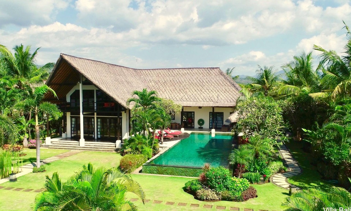 Banjartegehe Villa | Luxury Beach Villa with Infinity Pool.