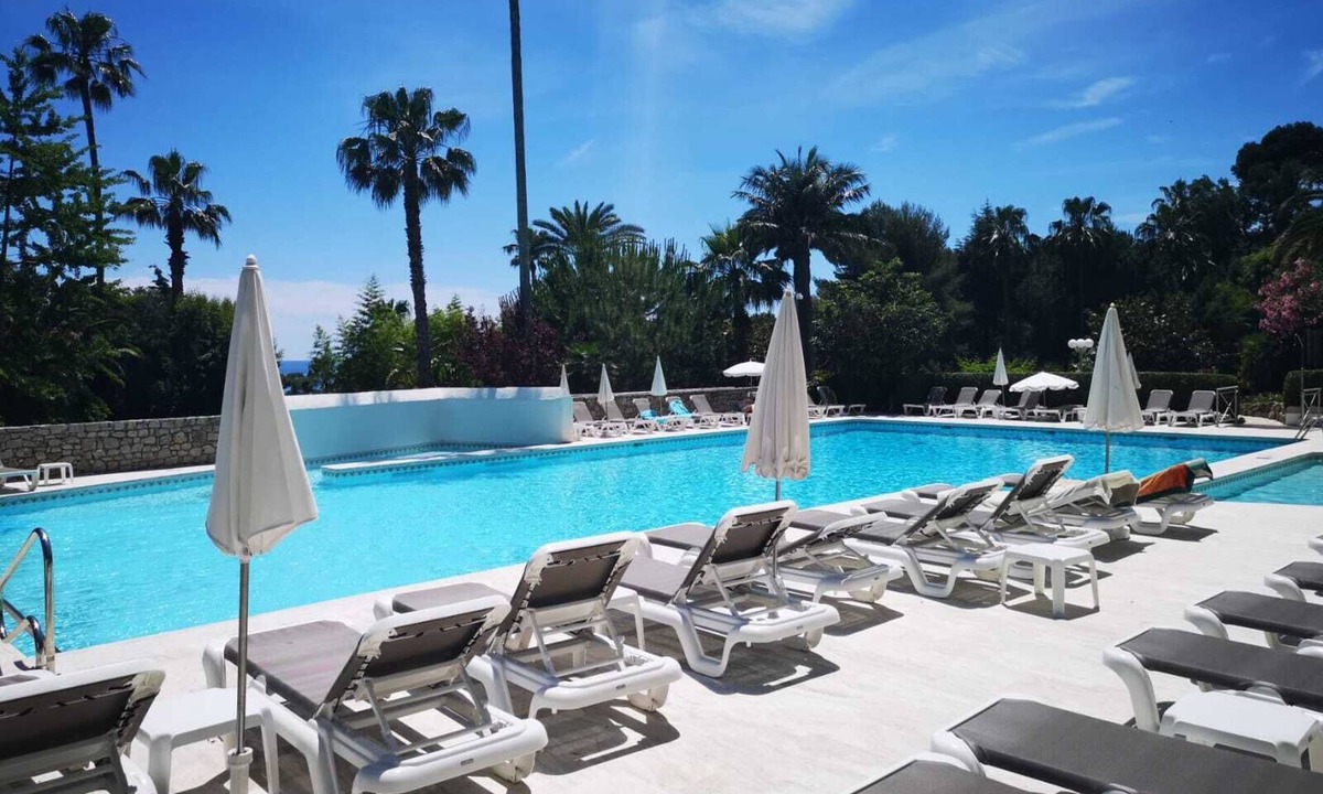 Vallauris Apartment | Luxury building with swimming pool and sea access