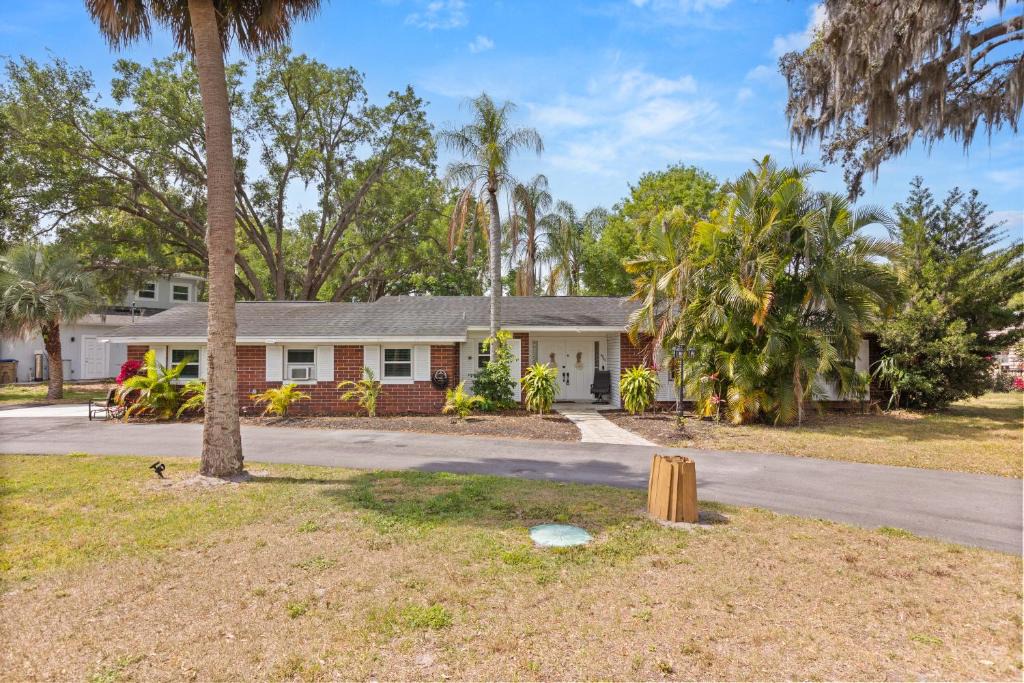 Kissimmee House | Luxury Home, Workspace, Movie Room and BBQ