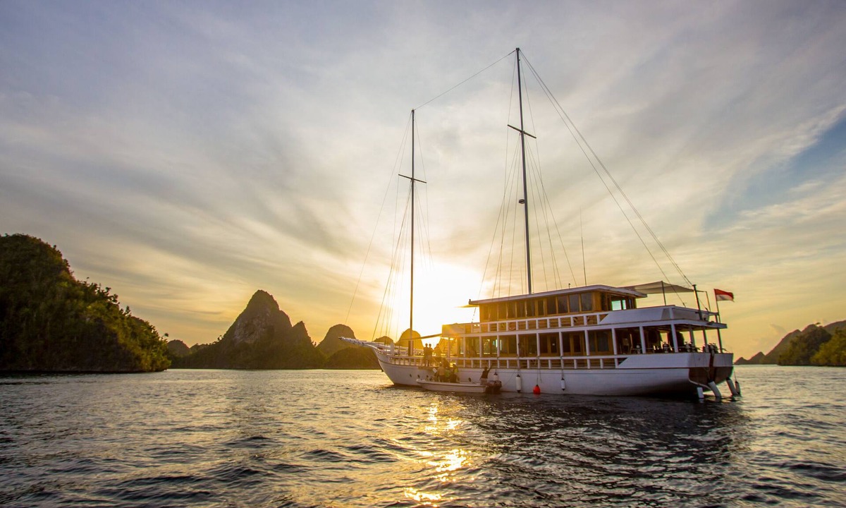 Labuan Bajo Boat Rental | Luxury Phinisi Yacht