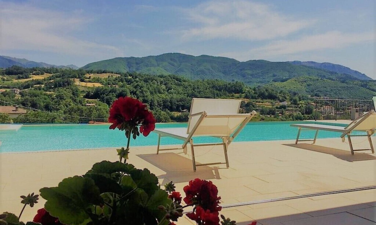 Piazza al Serchio Villa | Magnolia, luxury villa, private heated pool, WIFI, walk restaurant, chef option!