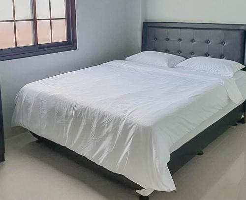 Karawang Hotel | Mahkota Residence Mitra RedDoorz