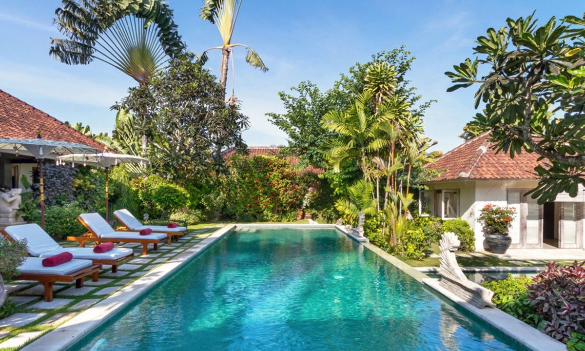 Batubelig Villa | Majestic 4BR Villa - Close To The Beach! 4Min Drive To Eat Street! W/Priv Pool!
