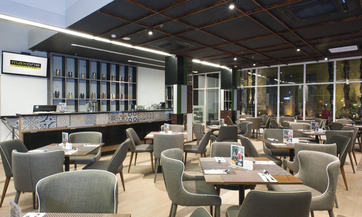 Gubeng Hotel | MaxOneHotels at Dharmahusada - Surabaya