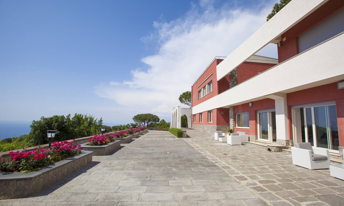 Sorrento Villa | Modern-style villa nestled in a ' green oasis with panoramic views