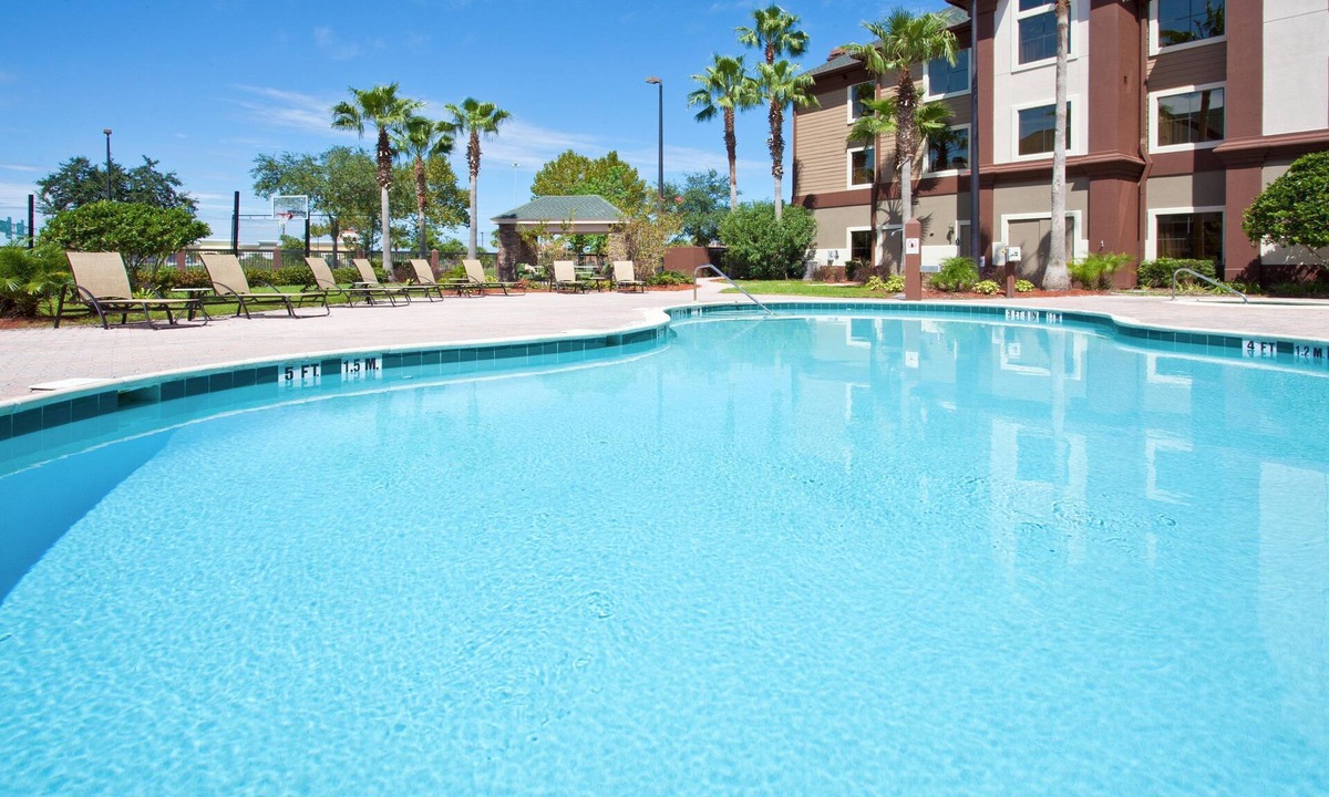 Airport North Condo | Only 1.5 Miles from Orlando International Airport + 24 Hour Business Center | 25 Minutes to Disney World