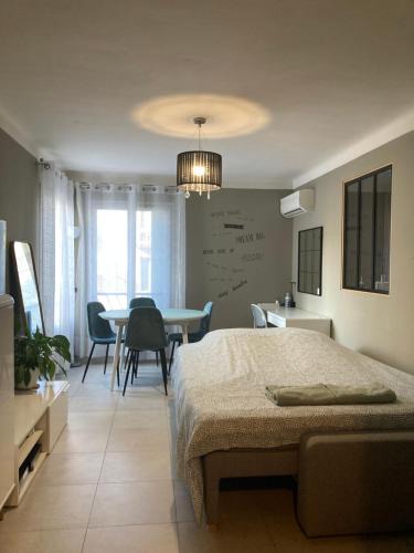La Californie House | Only for ladies! Comfortable shared homestay, Nice west cosy flat with balcony, near airport, train, beach, public transport, supermarket