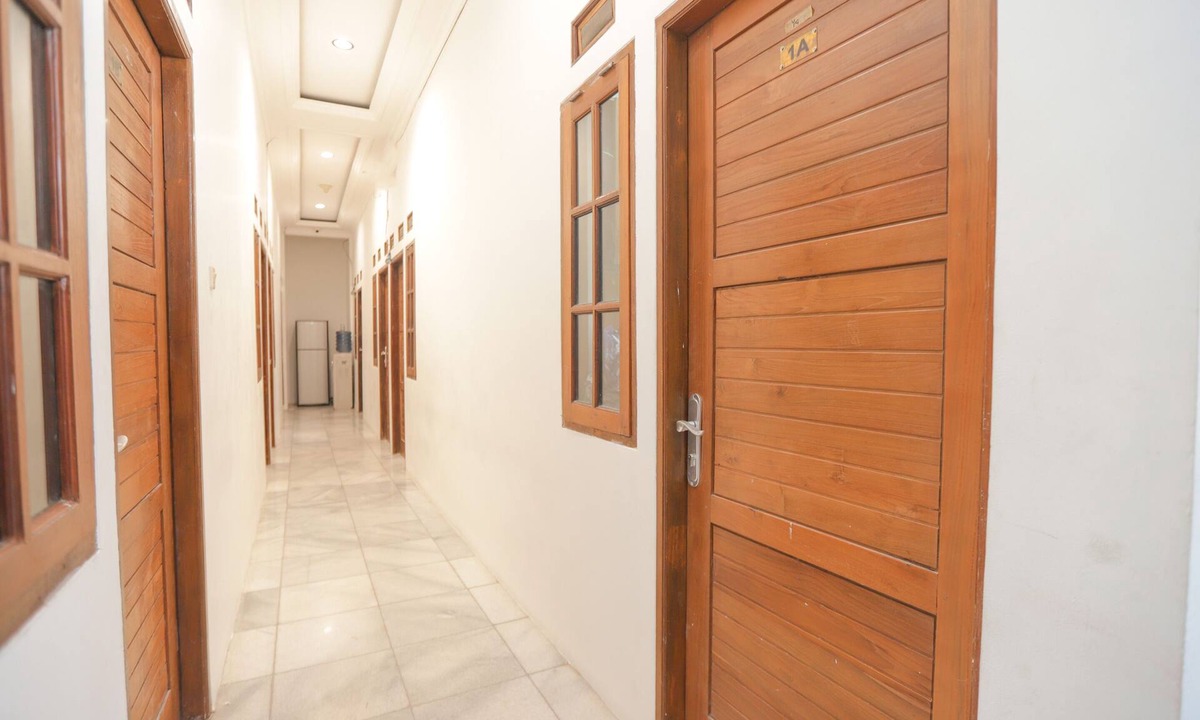 Kebon Kacang Hotel | OYO 150 Harmoni Residence