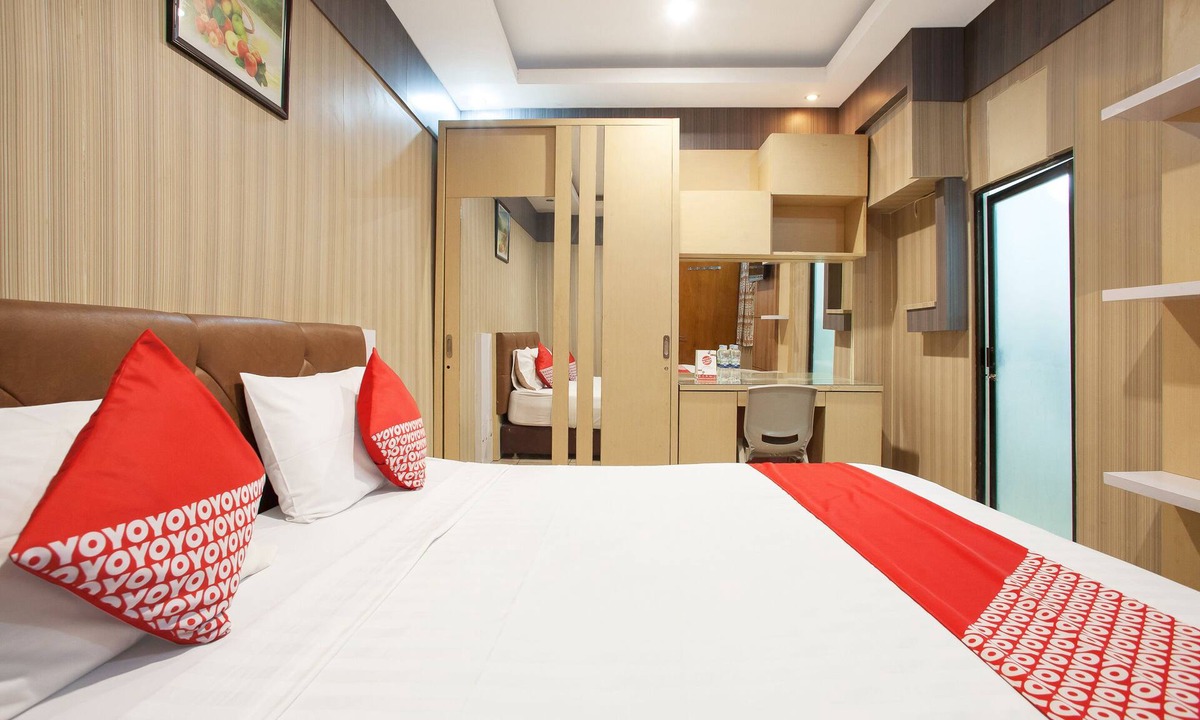 Gubeng Hotel | OYO 164 Ang's Residence