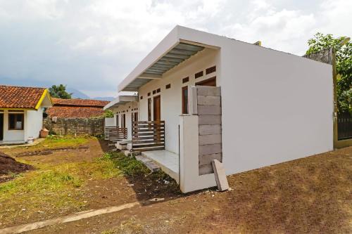 Garut Hotel | OYO 90809 Homestay Black Pink Merah Jambu Syariah