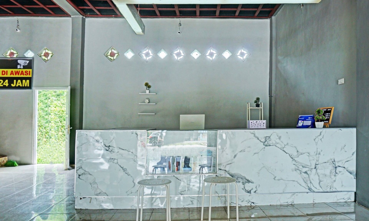 West Pesisir Hotel | OYO 92205 C-house