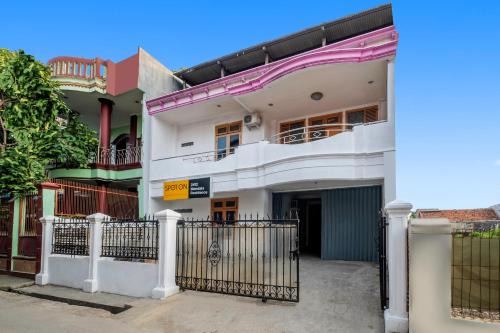 Karawang Timur Hotel | OYO Life 2412 Mandala Residence