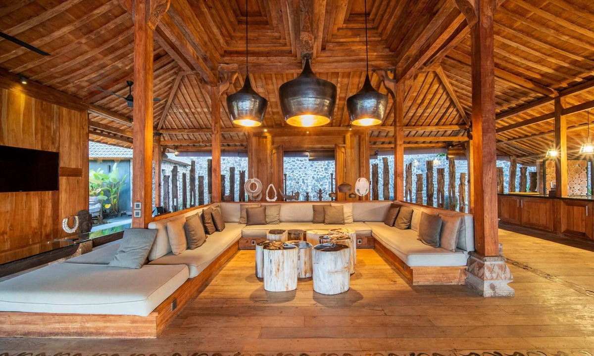 Banjar House | Palatial Wooden Villa, 4br, Lovina
