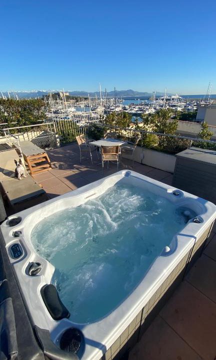 Antibes City Centre Apartment | Penthouse vue mer avec Rooftop,Jacuzzi,et parking privé
