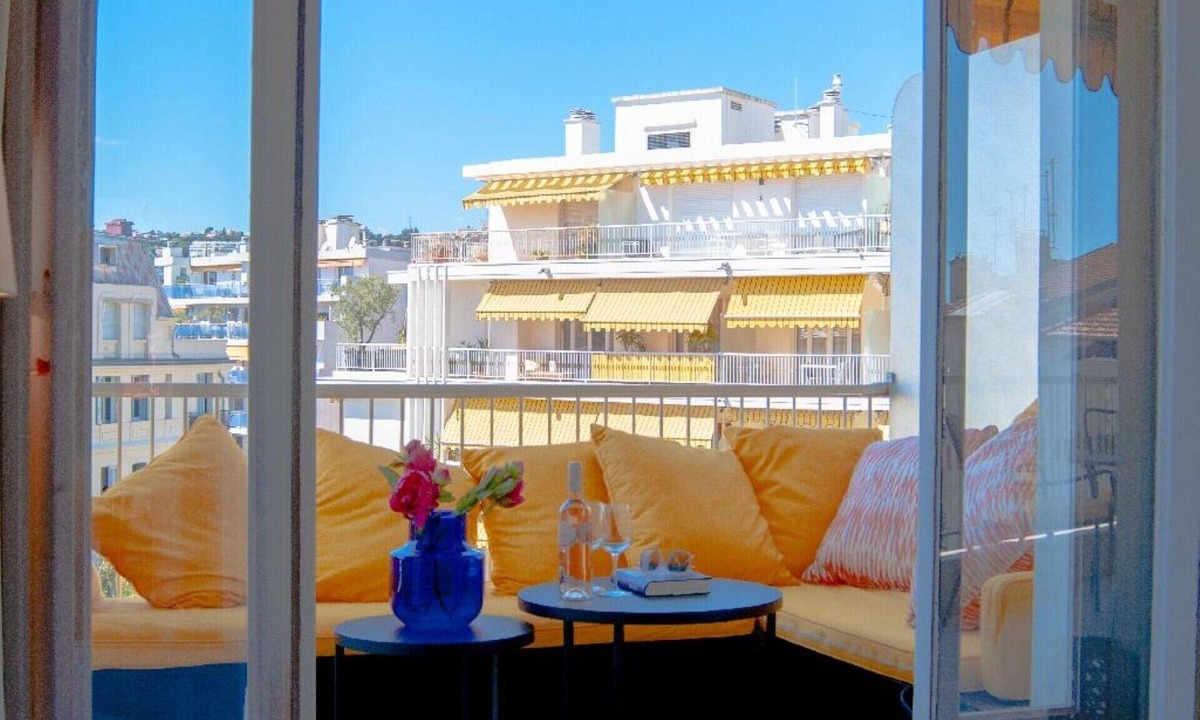 Jean-Medecin Apartment | Perfect location in Carre d’Or, with terraces in two directions.