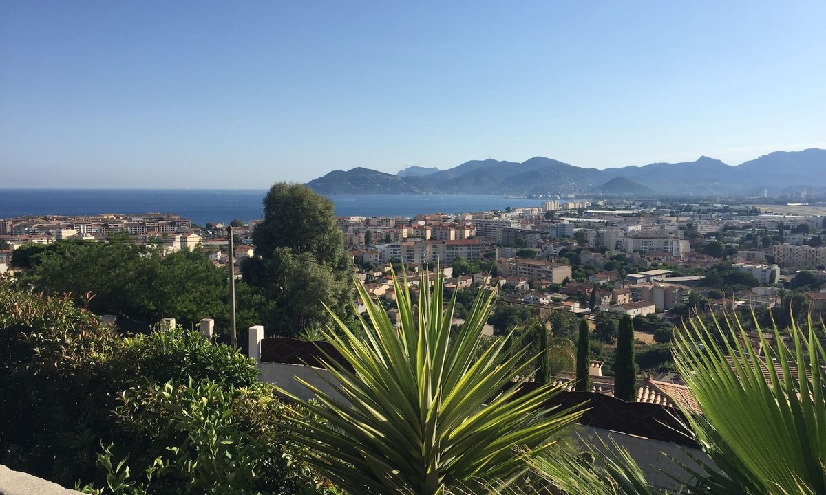 Cannes La Bocca Apartment | Pretty studio with calm on the heights of Cannes, 10 minutes from the Croisette.