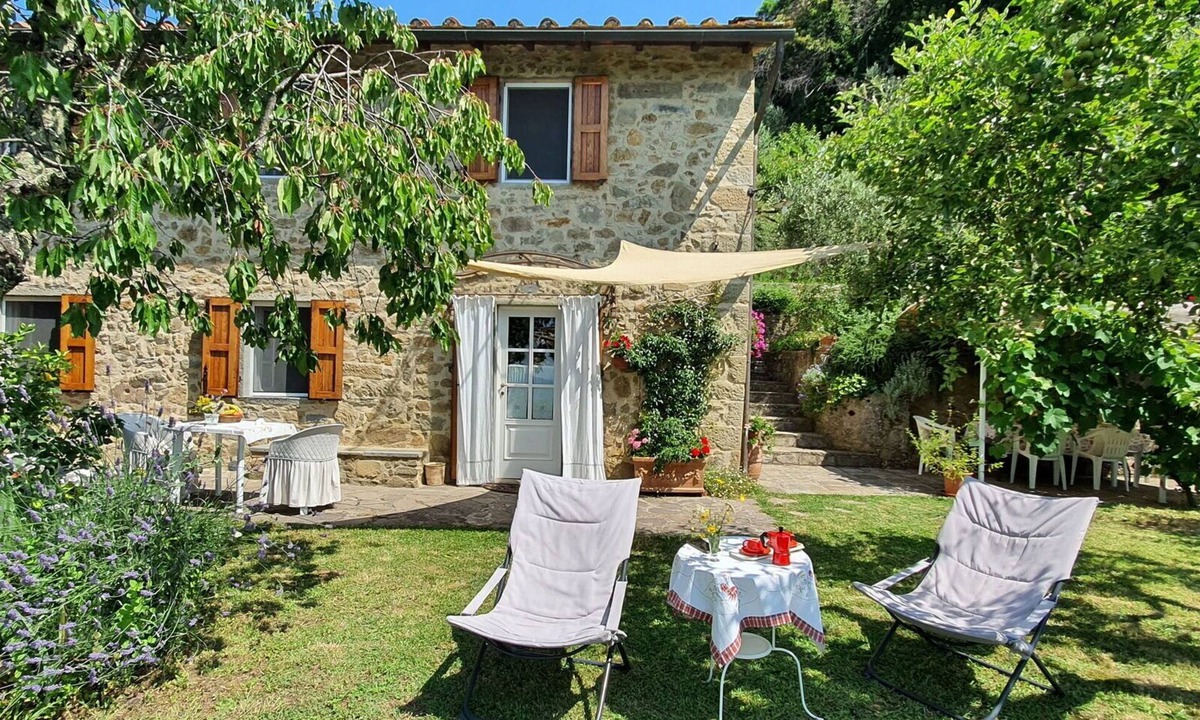 Petrognano Villa | Private Villa with internet, A/C, hot tub, TV, pets allowed, panoramic view, close to Lucca