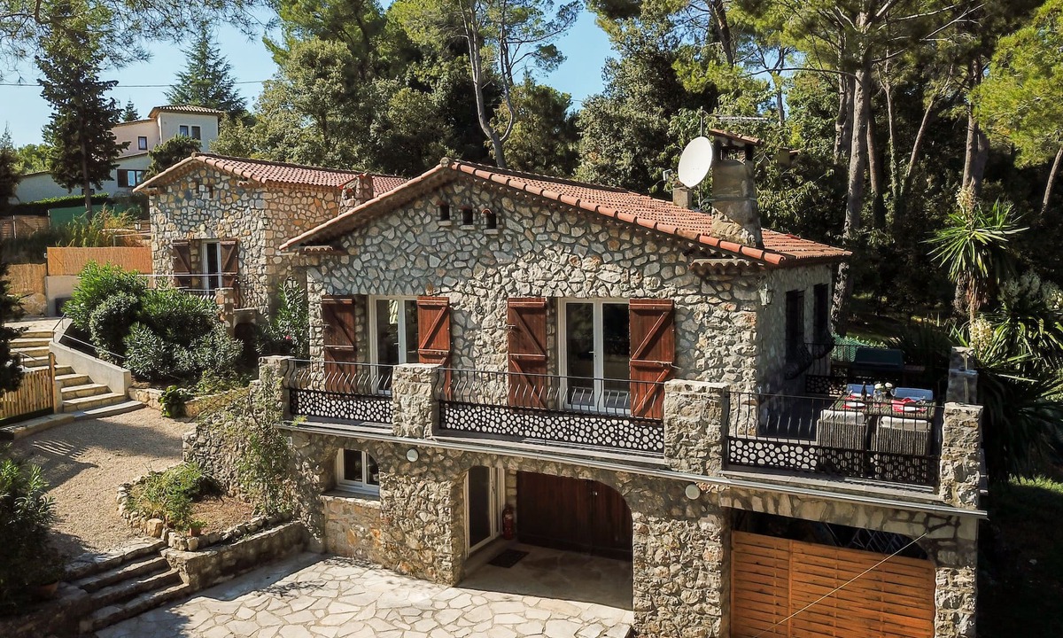 Le Rouret House | Recently renovated ! Luxury Villa Rental in the South of France for 10