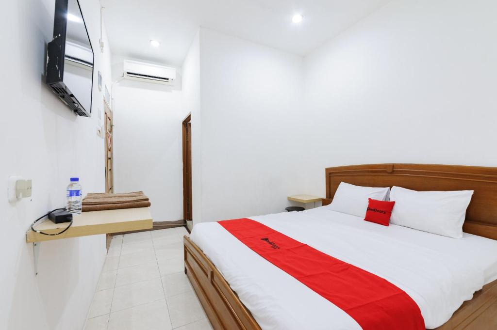 Palembang Hotel | RedDoorz at Jalan Bangau Palembang