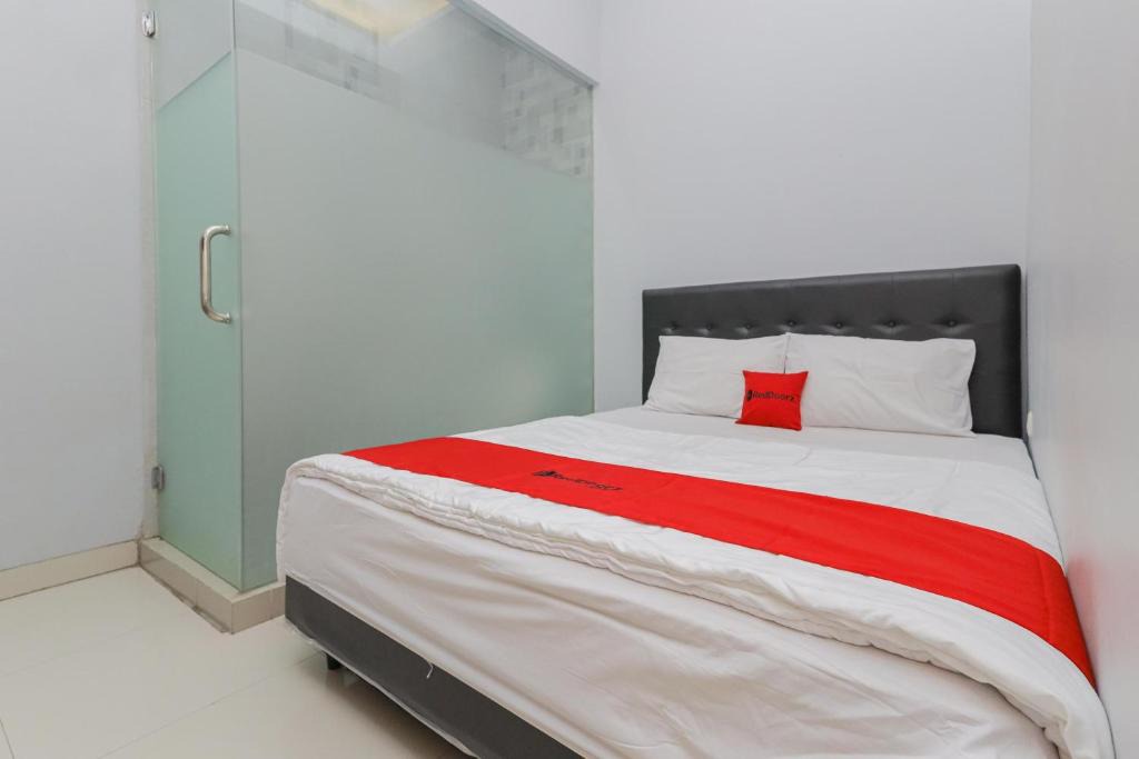Gubeng Hotel | RedDoorz at Ngaggel Jaya Surabaya