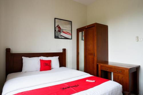 Grogol Hotel | RedDoorz at Solo Baru