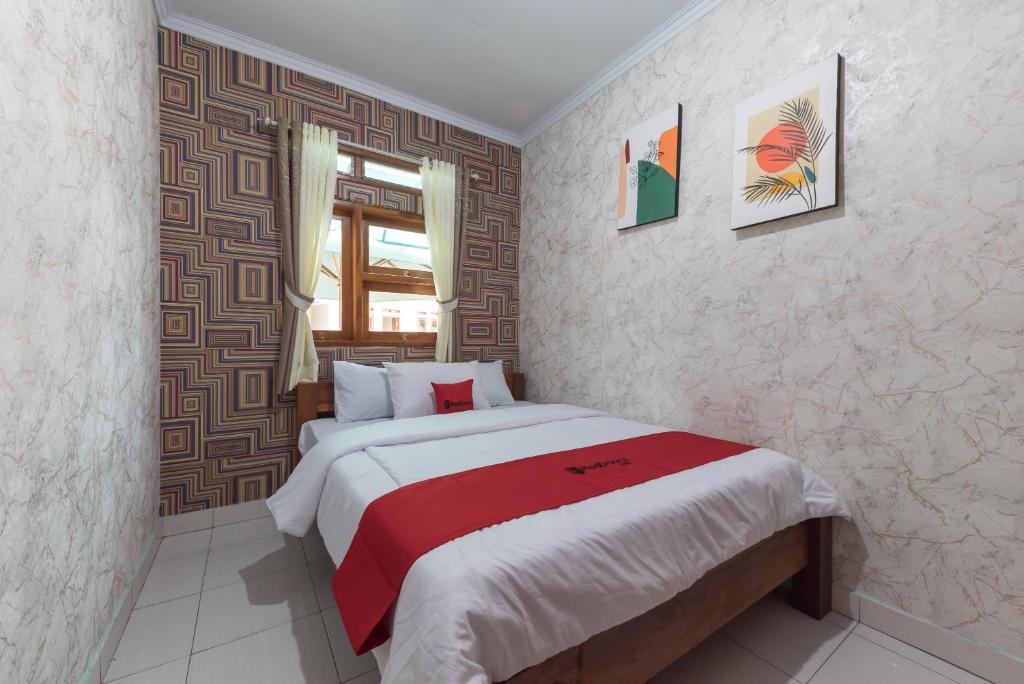 Cisarua Hotel | RedDoorz at Villa De ZamZam Ciater