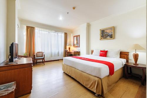 Palembang Hotel | RedDoorz Hotel Budi near Palembang Indah Mall