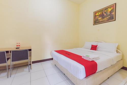 West Cirebon Hotel | RedDoorz @ Kings Hotel near CSB Mall