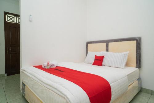 Serang Hotel | RedDoorz near Bundaran Ciceri